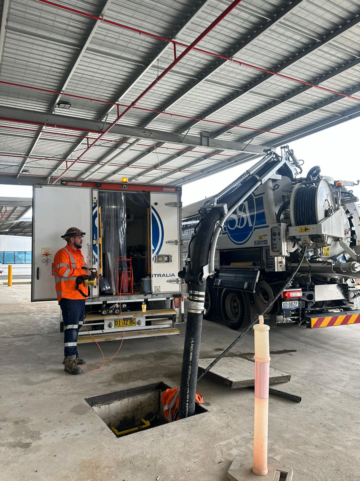 Operator controlling suction and jetting setup at pit access