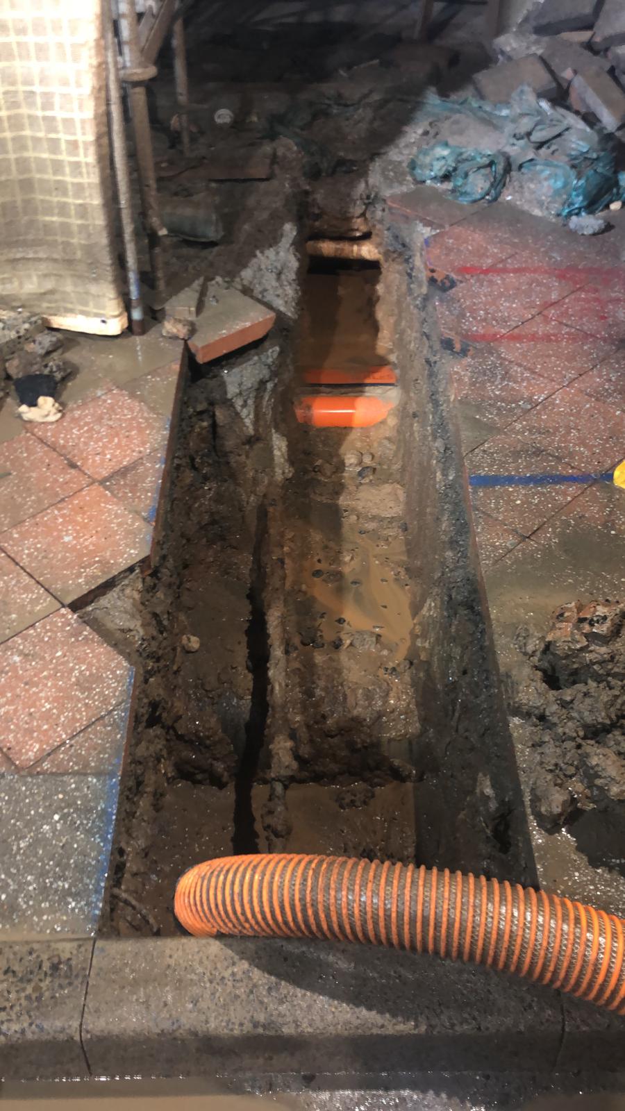 Precision trench cut around live utilities