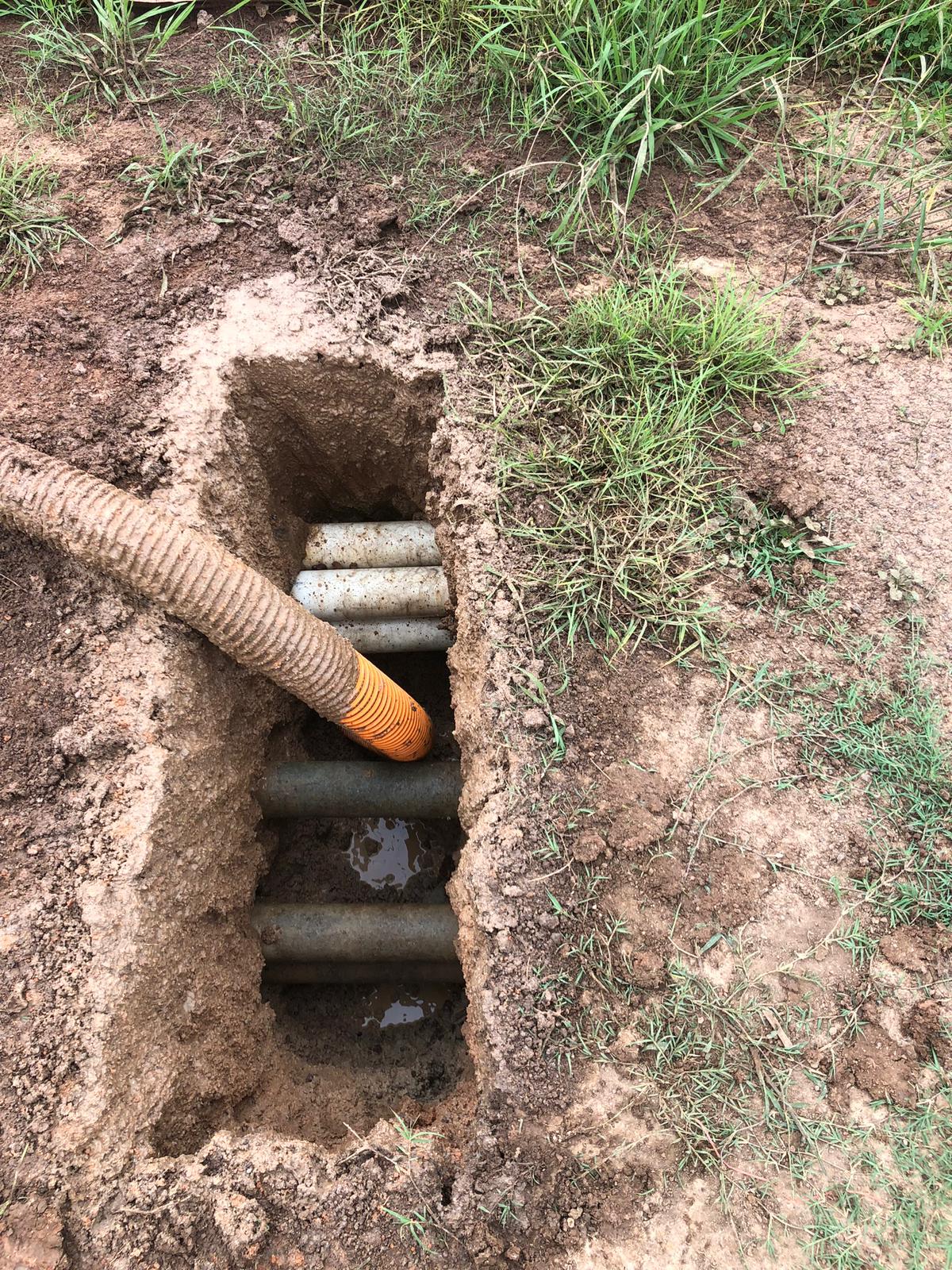 Multi-conduit bank uncovered without damage